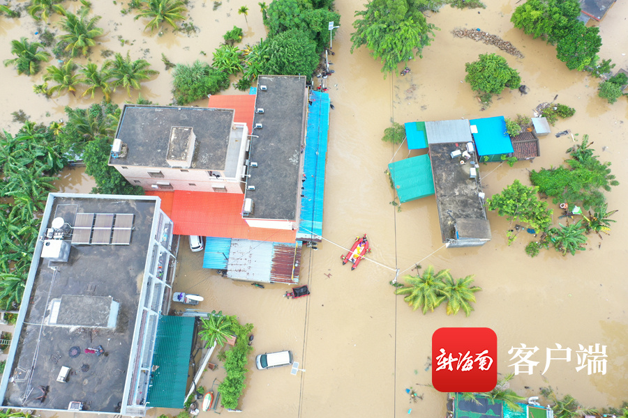 万宁一村庄因强降雨被淹，部分道路水位超1米，消防紧急救援被困群众