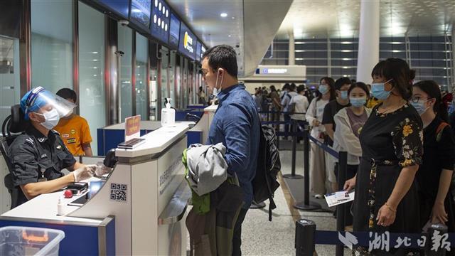 武汉天河机场逐渐迎来国庆返程客流