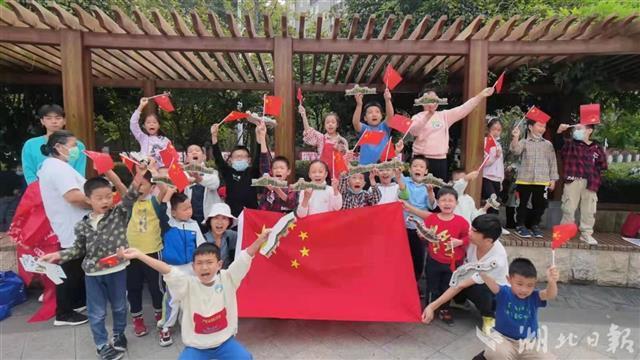 “祝福祖国·我和国旗合个影”——武昌都市桃源社区开展爱国主义教育活动