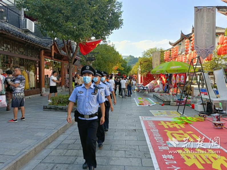 每日4万余名警力坚守岗位，湖北国庆长假期间社会大局平安稳定