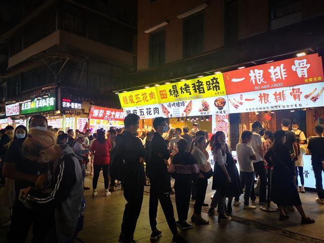 武汉国庆餐饮消费火爆 营业额同比2019年涨18.9%