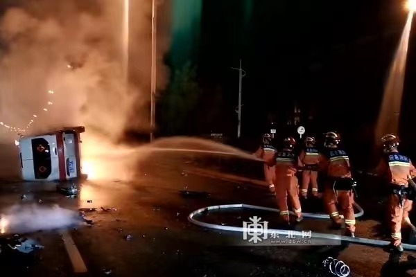 救护车撞石墩侧翻自燃，救人！