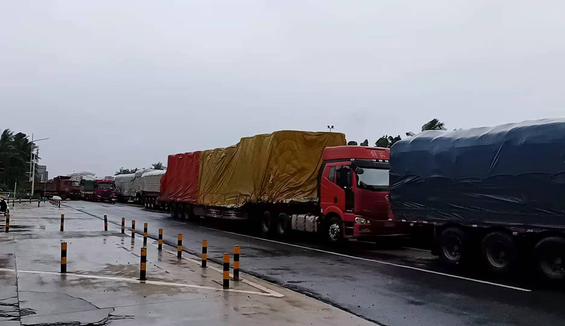 椰视频 | 海口粤海大道滞留货车排2公里长龙  志愿者和交警做足服务保障