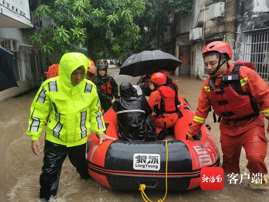 昌江石碌城区部分路段被淹 各部门转移受灾群众