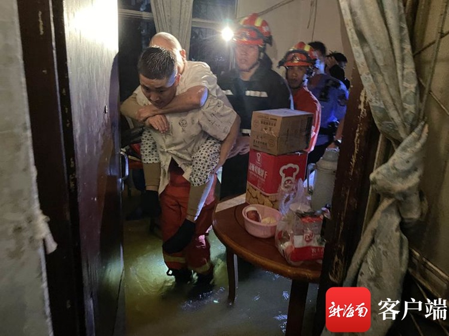 台风致海口一宿舍区积水严重 龙华消防背出被困人员