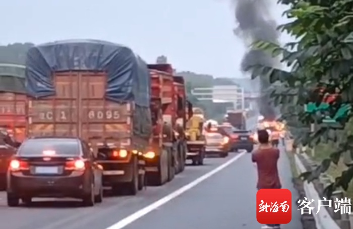 椰视频 | 海南中线高速琼中段一辆皮卡车起火剧烈燃烧 幸无人员伤亡