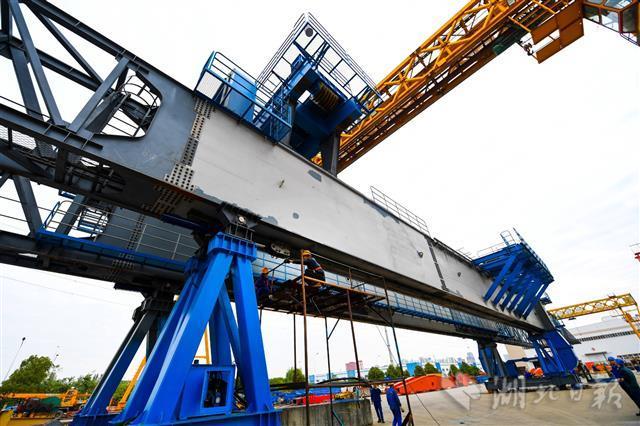 中泰铁路造桥机在襄阳完成制造