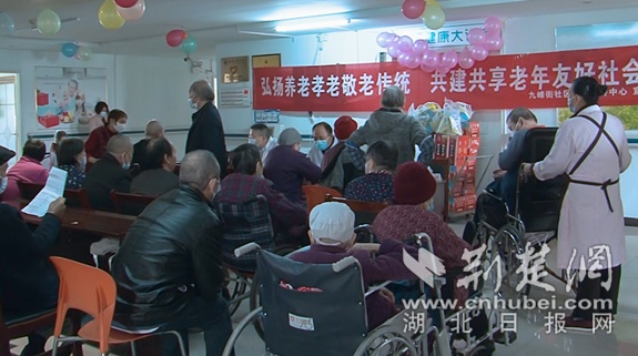 九峰街社区卫生中心为老人提供重阳节健康体检