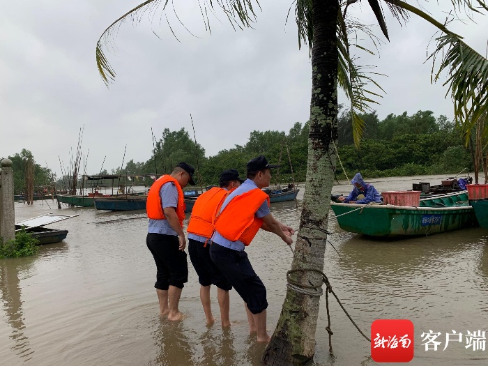 救援渔民、转移群众 险情不断海口三江海岸派出所民警奔波不断