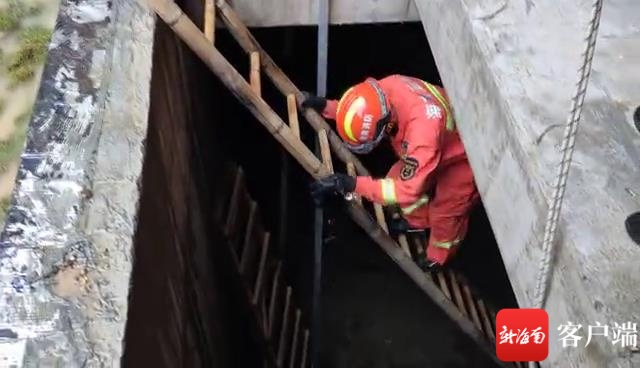 椰视频 | 海口一工人被困4米地下室 消防架设深井三脚架救援