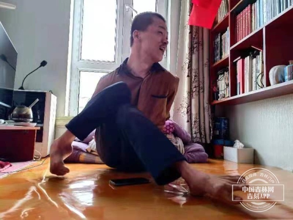专访“脑瘫诗人”杨昊：用左脚写出美丽诗篇，用残疾体验生命可贵