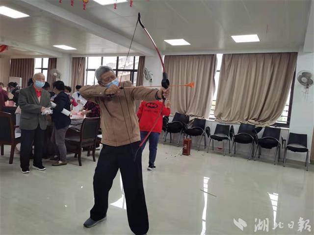 体验射箭、投壶的乐趣，武汉滨湖社区老人快乐过重阳