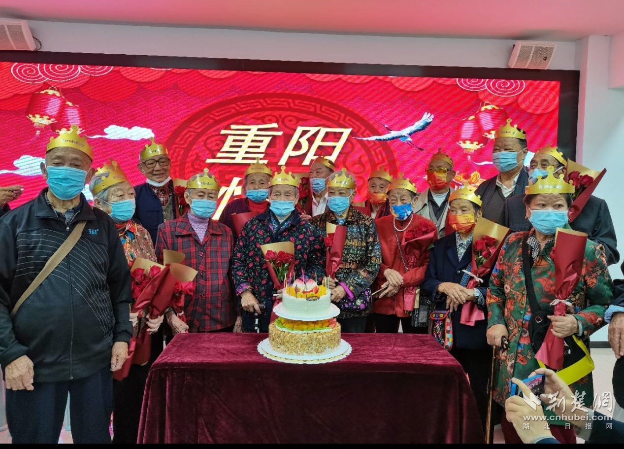 武汉川江池社区举行敬老节活动 16名高龄老人集体庆生