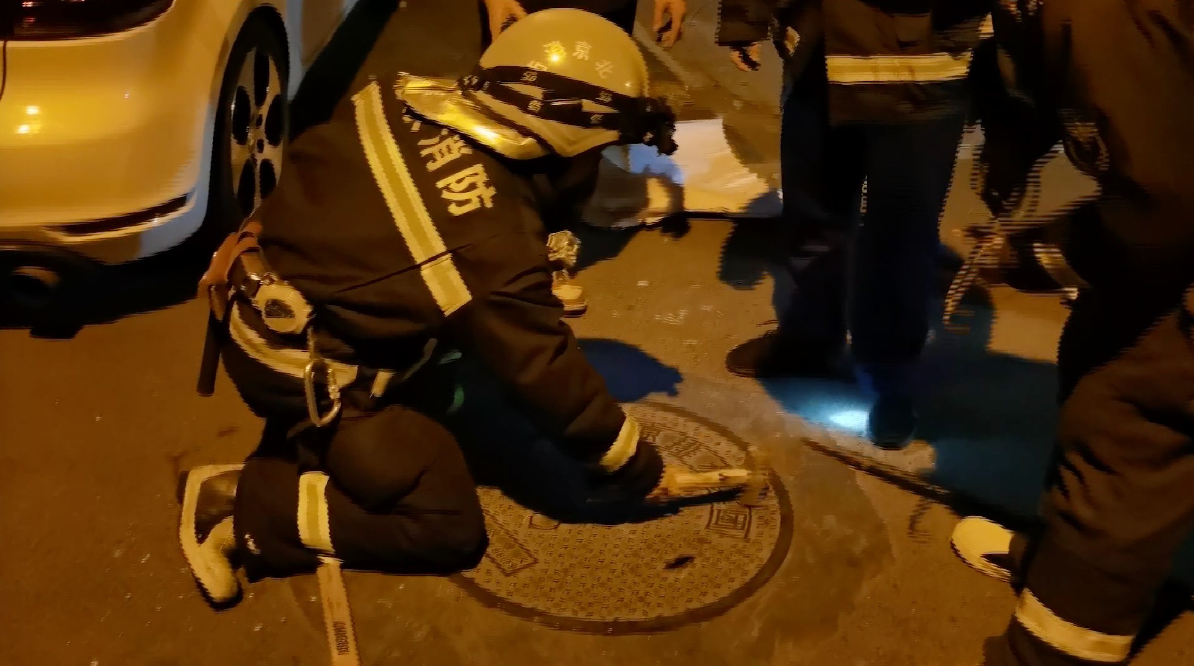 北京一居民掏下水井，井盖被车压实受困！