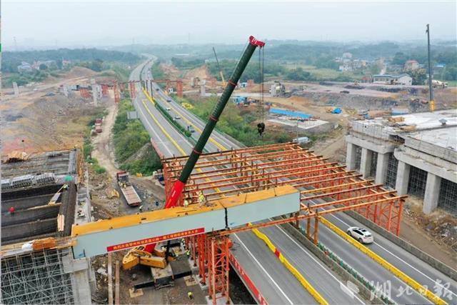 鄂州机场高速东庙大桥主跨钢箱梁完成首吊