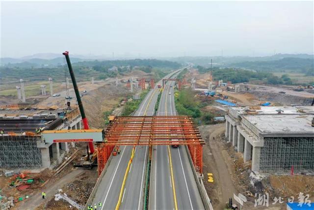 鄂州机场高速东庙大桥主跨钢箱梁完成首吊