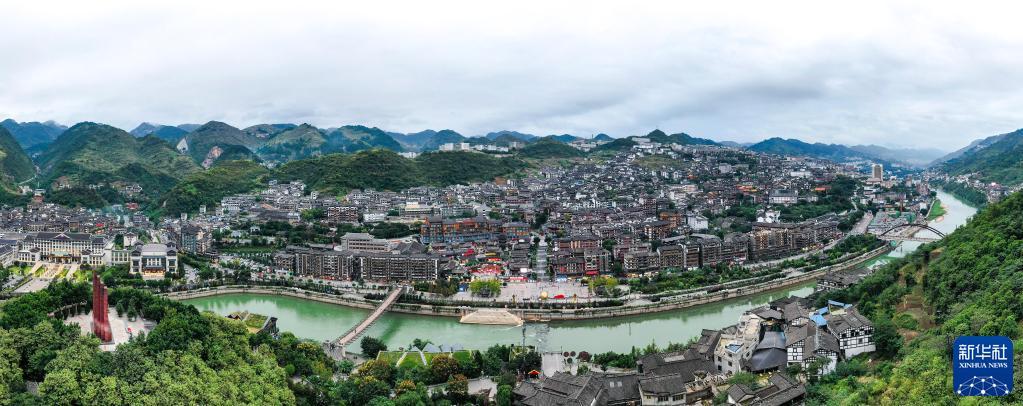 这是贵州省仁怀市茅台镇(2021年10月13日摄,无人机全景照片).