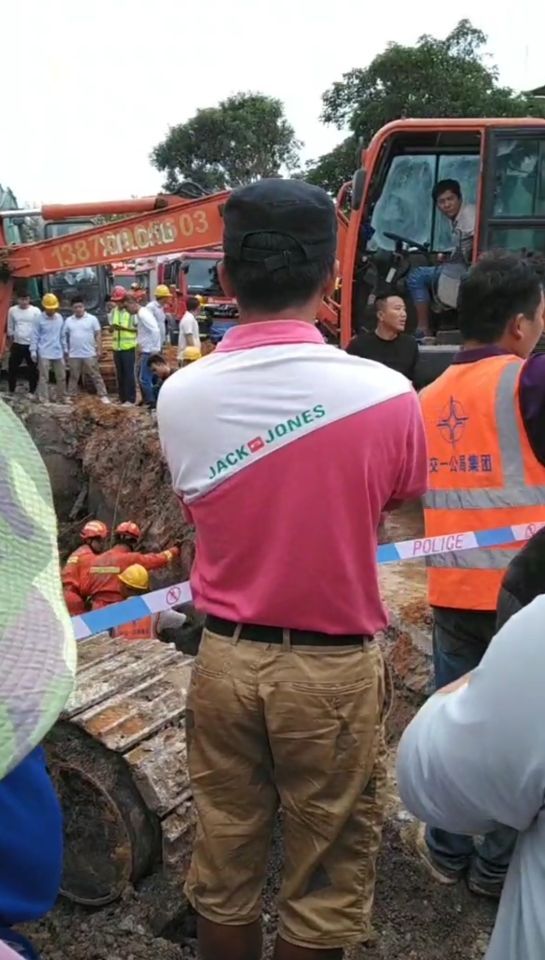 紧急救援！文昌一农场突遇塌方2名工人被埋，目前1名工人已被救出