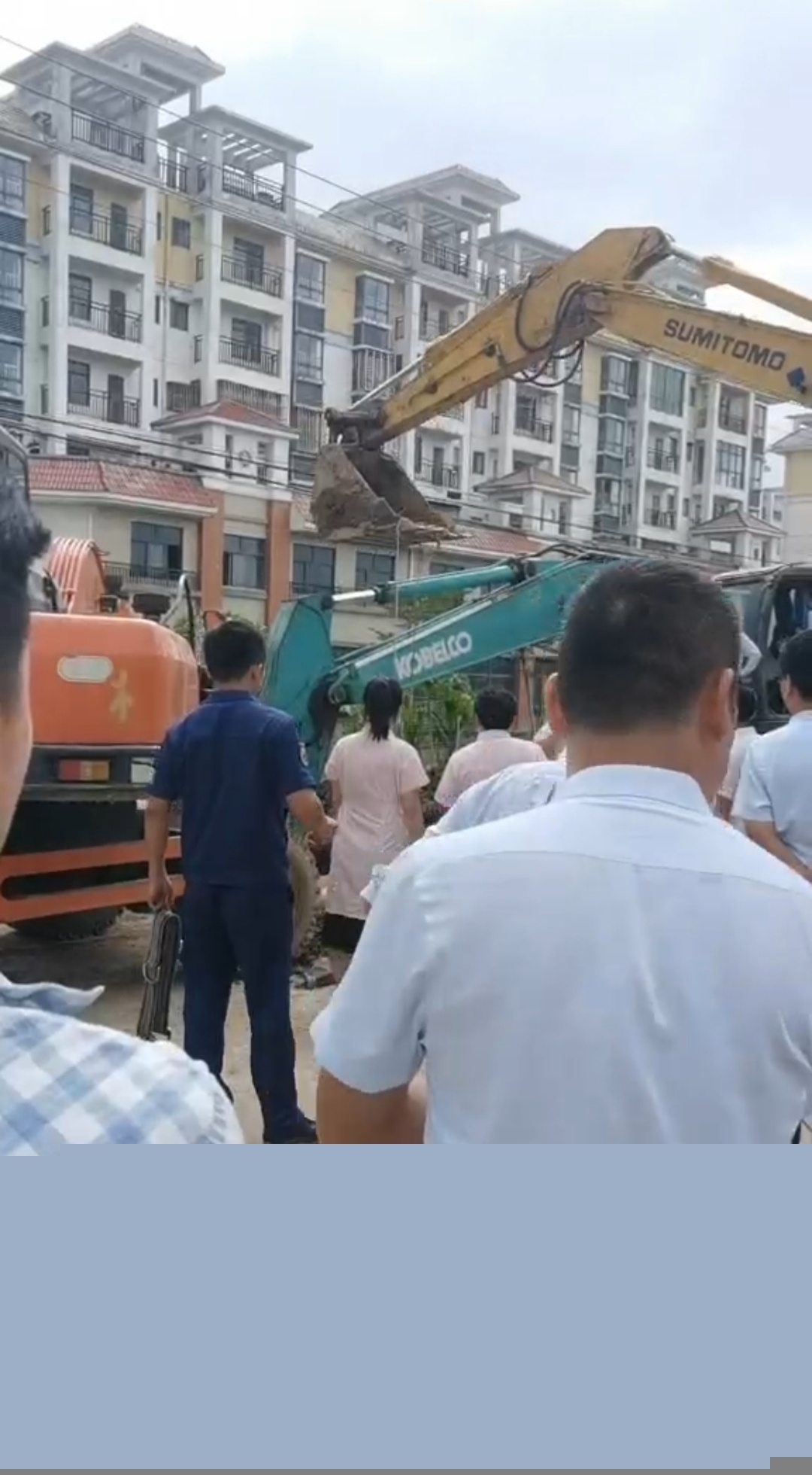 最新消息！文昌一农场因塌方被埋的2名工人已全部救出 目前已送往医院抢救