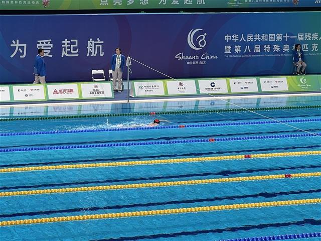 湖北11岁游泳小将参加残特奥会：坚持游完全程，全场为他鼓掌