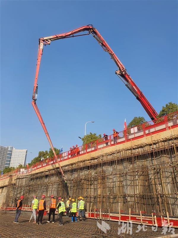 武汉江夏“大桥还建小区”启动主体工程施工 完成首个楼栋底板浇筑