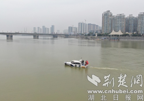 襄阳城管：停船驻守 为市民饮水水源保驾护航