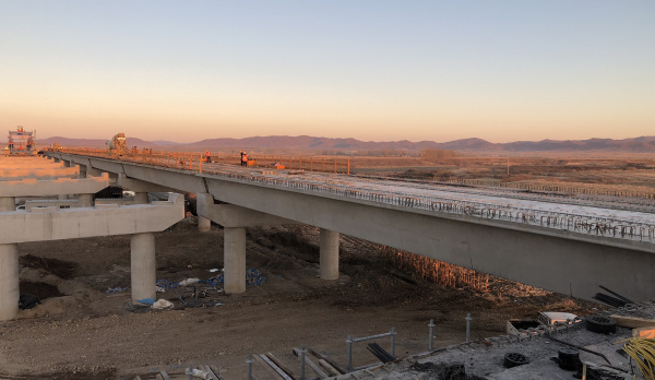 长春经济圈环线高速公路九台至双阳段项目饮马河大桥左幅顺利贯通