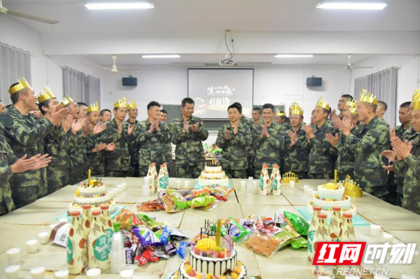 武警湖南总队新兵第一次在部队集体过生日 收获不一样的祝福