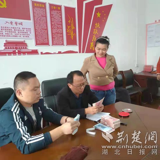阳新民警辗转深圳抓欠薪老板，帮助35名工人讨回辛苦钱