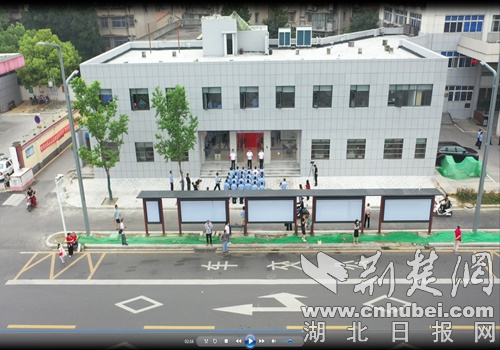 襄阳首家“反诈中心”公交站台挂牌