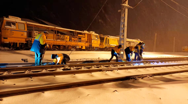 沈铁白城工务段全力除雪 确保铁路行车安全