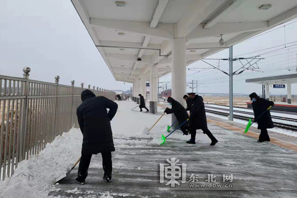 战冰雪丨哈尔滨铁路万人投入抗击暴雪一线