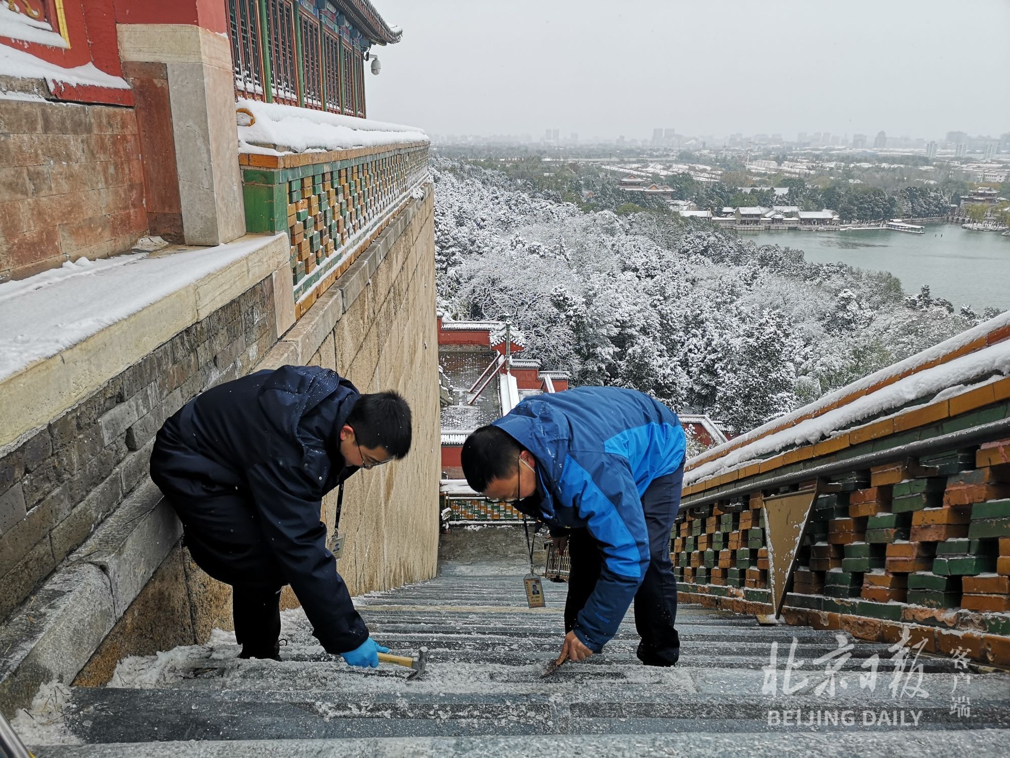 多年未见！北京颐和园佛香阁陡峭台阶结了层冰……