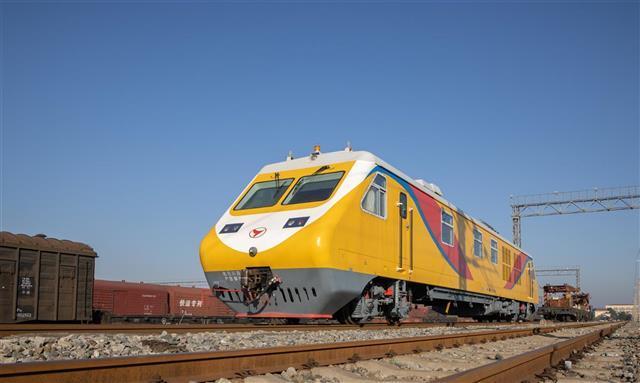 全国首台可强化与修复轨道工具列车武汉试运行