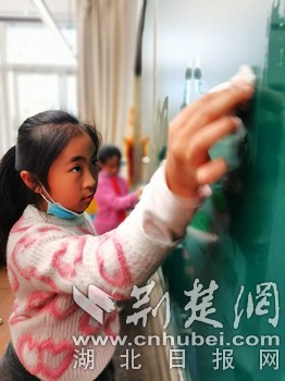 师生齐上阵美化校园环境！武汉一所小学的“大扫除”