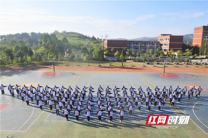 “双减”在湖南丨郴州永兴童星学校：趣味游戏“携手”体育运动