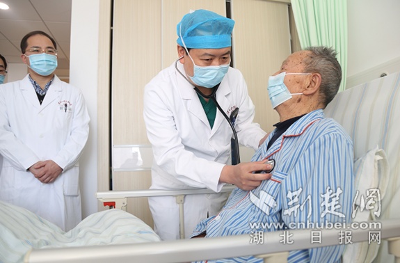 91岁老人心衰发作生命垂危  医生不开胸为他成功置换心脏瓣膜