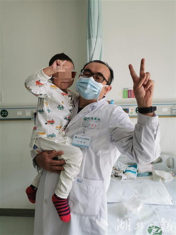浙江5岁巨结肠患儿在汉治疗两个月，从“皮包骨”到“满地跑”