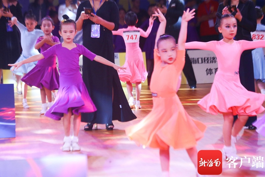 2021中国·海南泛北部湾体育舞蹈公开赛海口开赛 近千名选手同场竞技