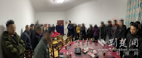 阳新警方深夜突袭农庄，27名赌徒被依法行拘