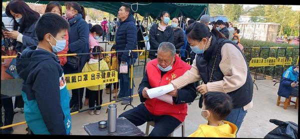 辉县抗“疫”线上有群“银发志愿者”：孩子不怕，有我们在！