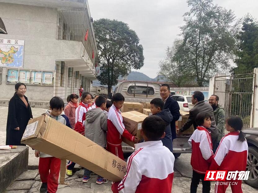 我为群众办实事 | 龙山团县委联系省青联委员捐赠体育器材到学校
