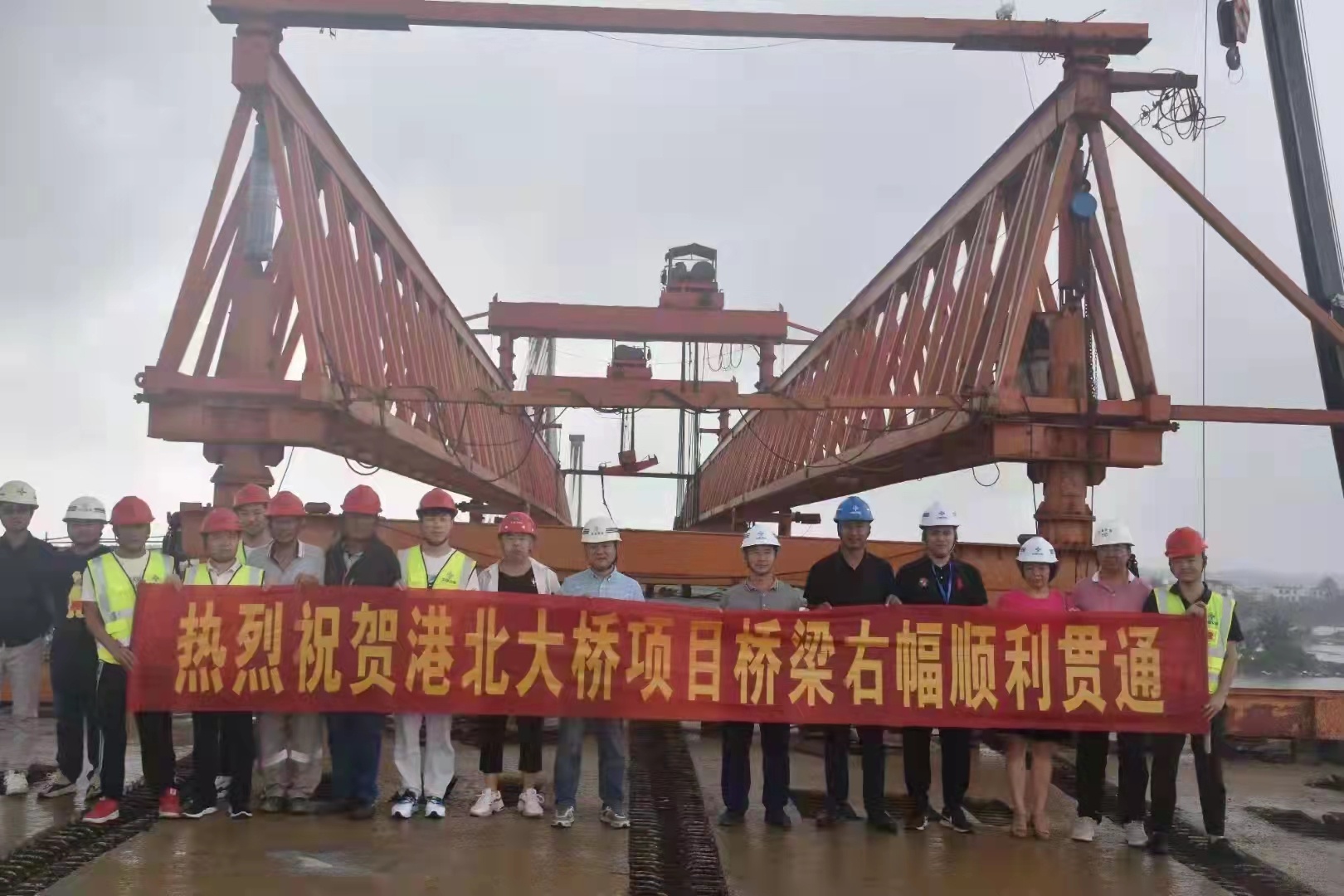 万宁港北大桥项目桥梁右幅顺利贯通 预计明年5月全线通车