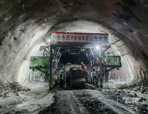 集安至桓仁高速公路冬季施工正在火热进行