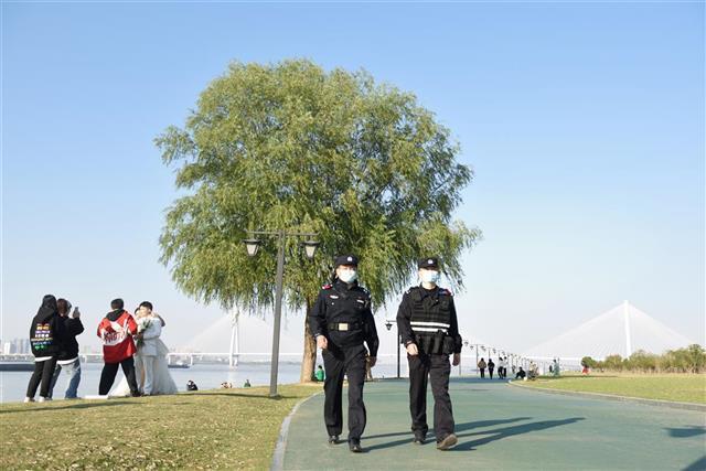 武汉江滩网红打卡地背后，有255名民警日夜守护