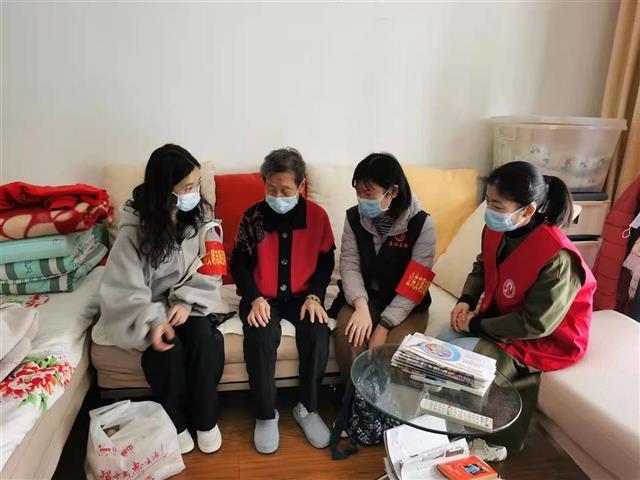 武汉都市桃源社区成立“敲门”小分队，看望帮扶空巢老人