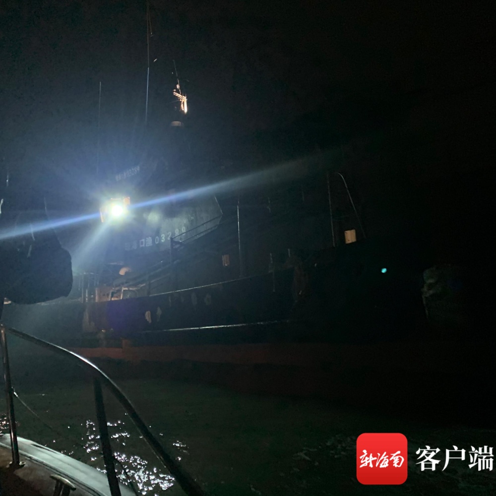 渔船深夜搁浅进水 三亚救助基地成功救助9名渔民