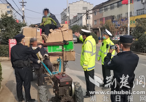 湖北枣阳：农用拖拉机人货混装被查处