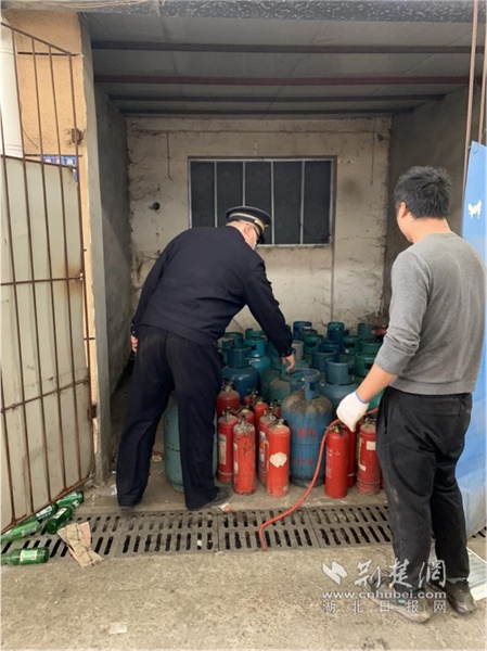 联合执法 洪山区城管处置24个非法存储燃气钢瓶