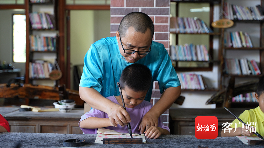 椰视频 | 教师李明平：万宁溪边书屋，承载村民的文化梦